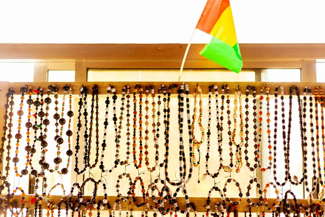 CHAINES EN BOIS ET EN PERLES